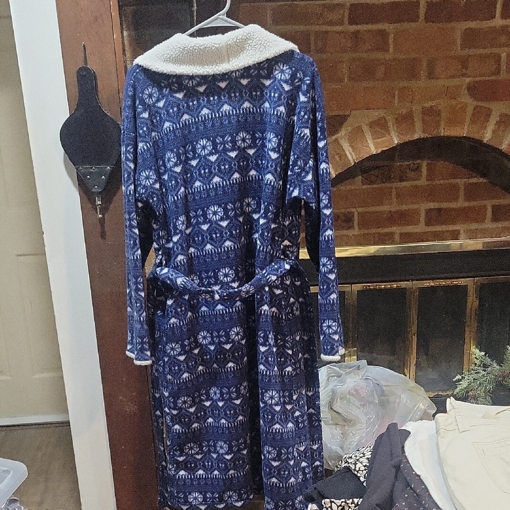 Elegant Blue Patterned Robe with White Trim - Picture 5 of 7